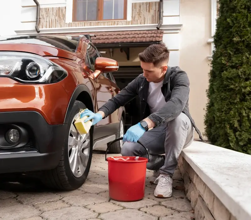 Lavage auto à domicile Marcilly-sur-Eure : professionnel intervenant sur un véhicule